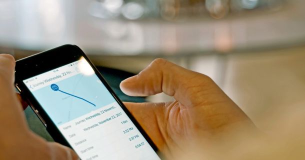 SU EMBARCACIÓN, EN LA PALMA DE LA MANO