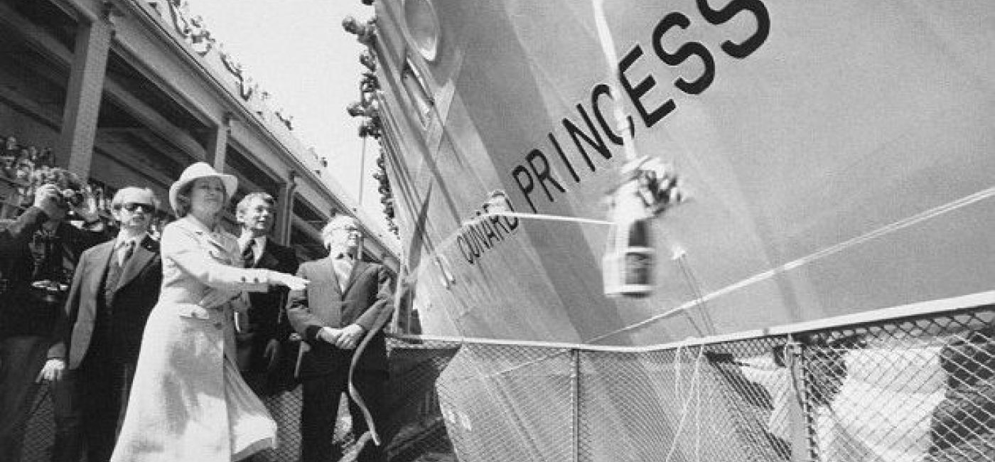 ¿Por qué se bautizan los barcos con una botella de champán?