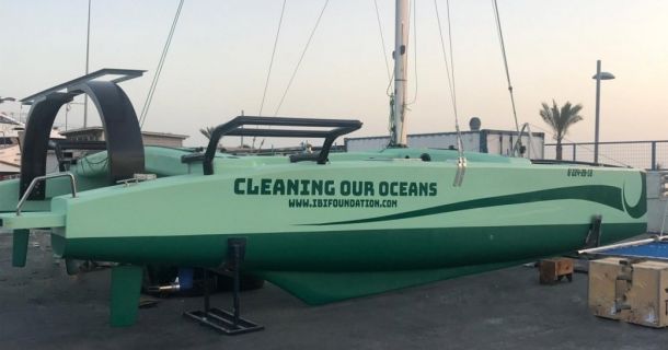 El catamarán de la Fundación Ibi limpia de plásticos el mar de Ibiza y Formentera