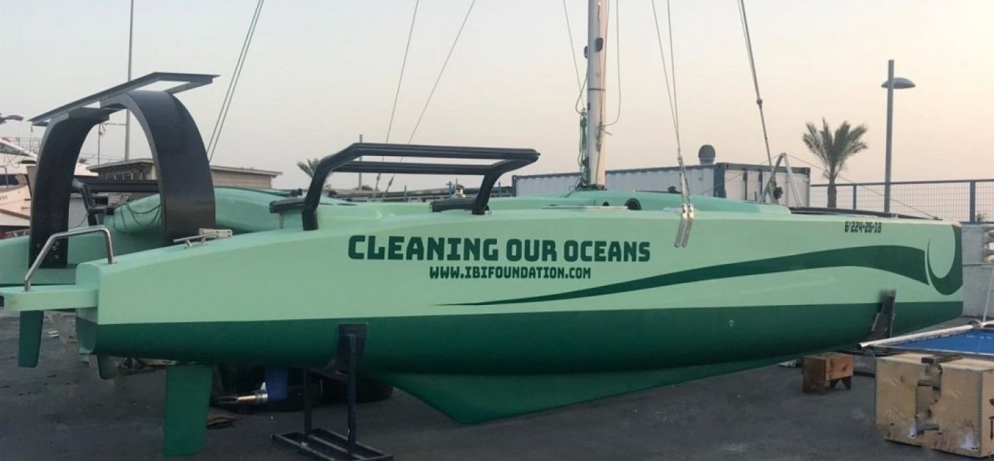 El catamarán de la Fundación Ibi limpia de plásticos el mar de Ibiza y Formentera