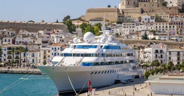 El gran lujo y la realidad comparten los puertos de Ibiza