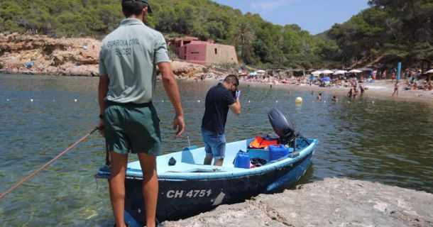 La Guardia Civil busca a otros dos ocupantes de una patera que ha llegado a Cala Salada