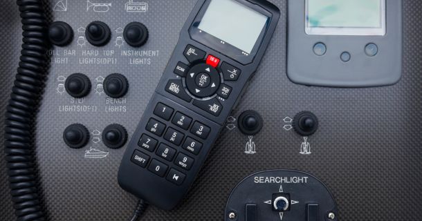 Radiocomunicaciones de emergencia en el mar - Emergency radio communications at sea